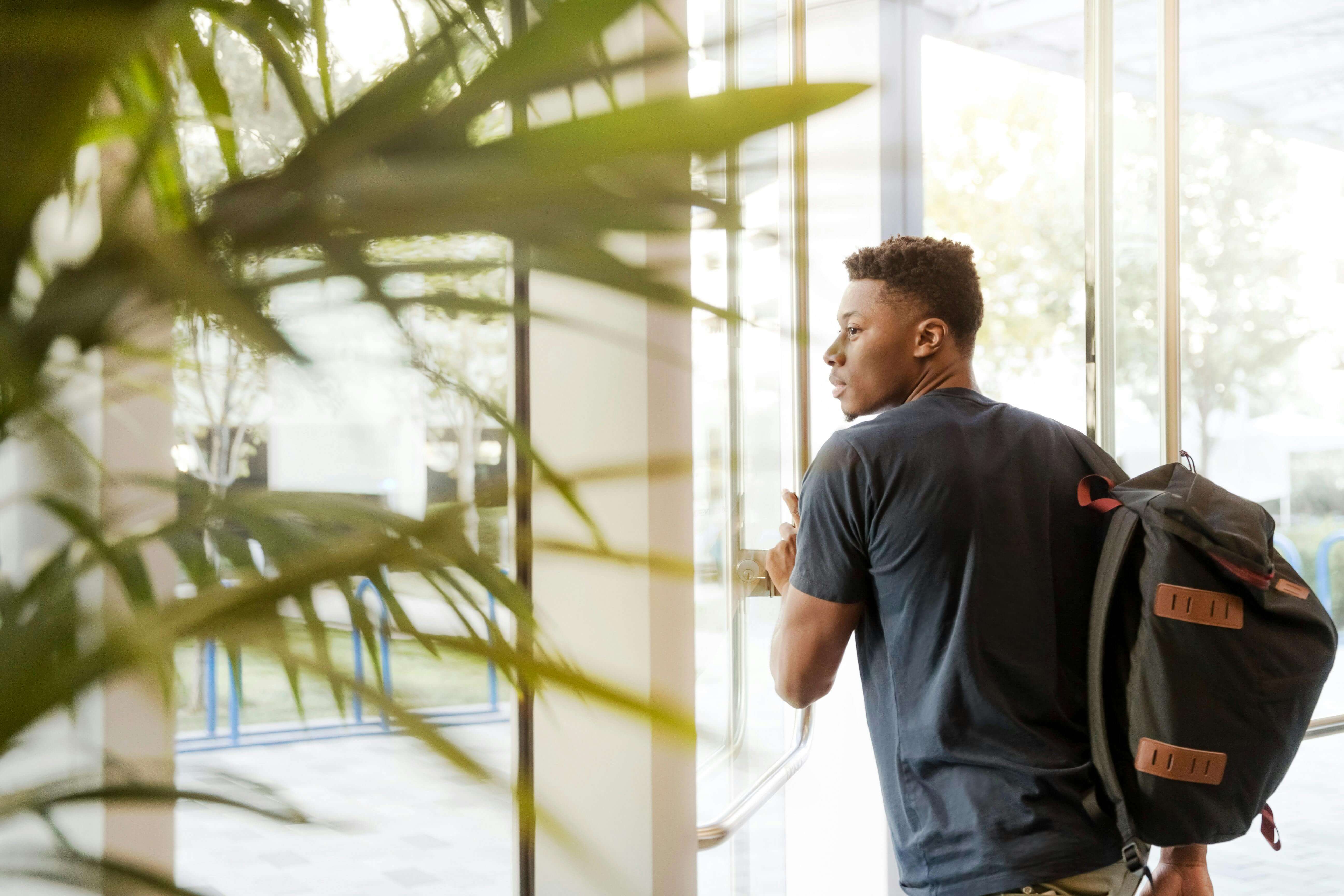 Etudiant sortant de son logement étudiant à Saint-Etienne